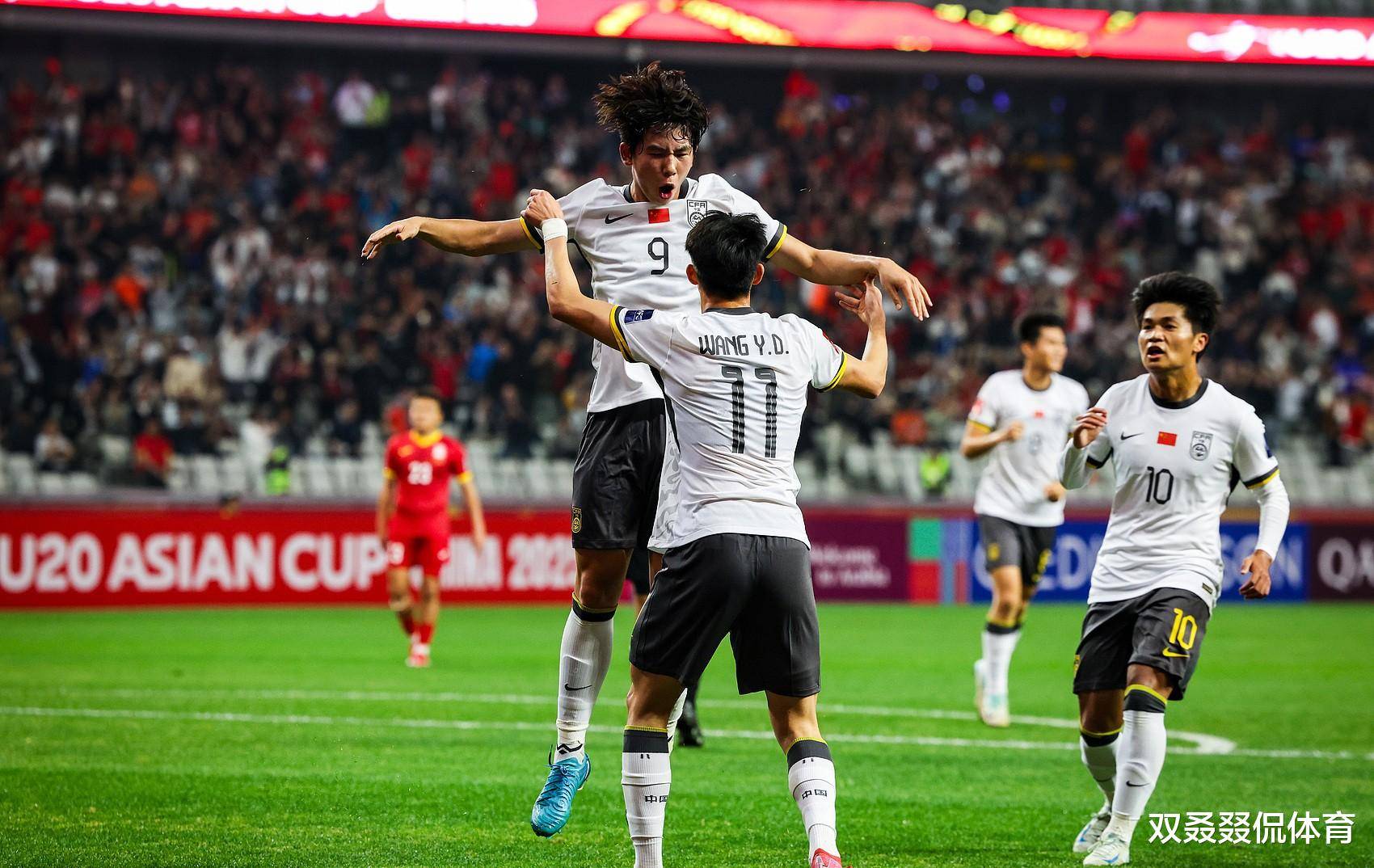 足球赛场上惊险连连，强队展现实力