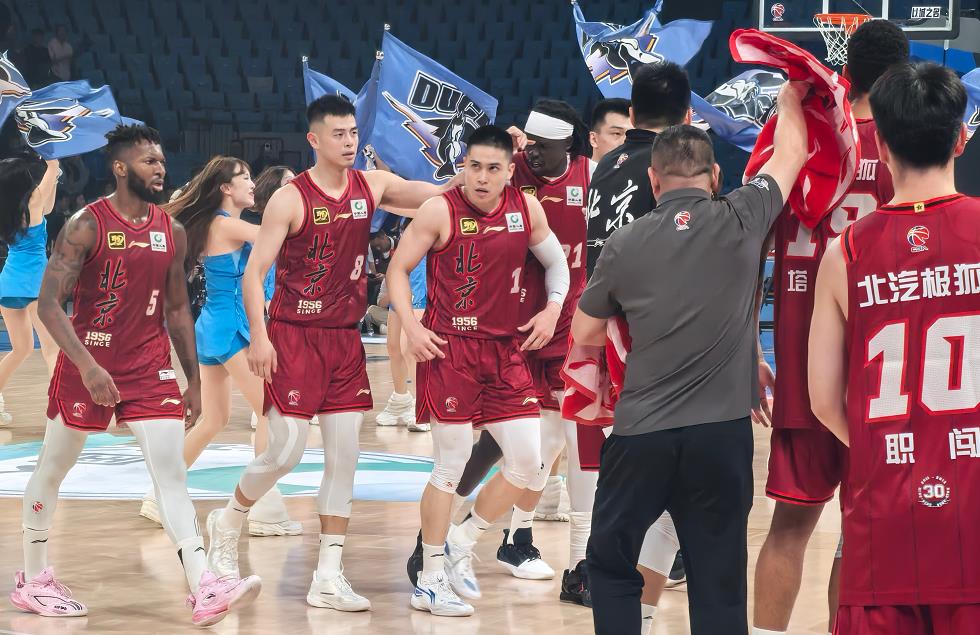 关于广东男篮豪取胜利领跑积分榜，战胜对手实力更上一层楼的信息