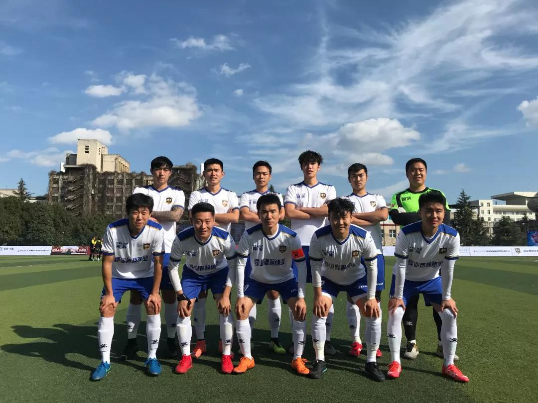 足球传奇退役赛被举办，千人空巷送别