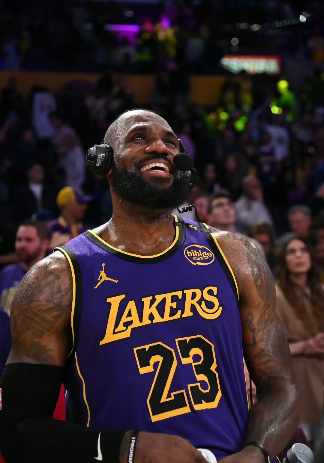 詹姆斯率队大胜太阳，湖人取得两连胜