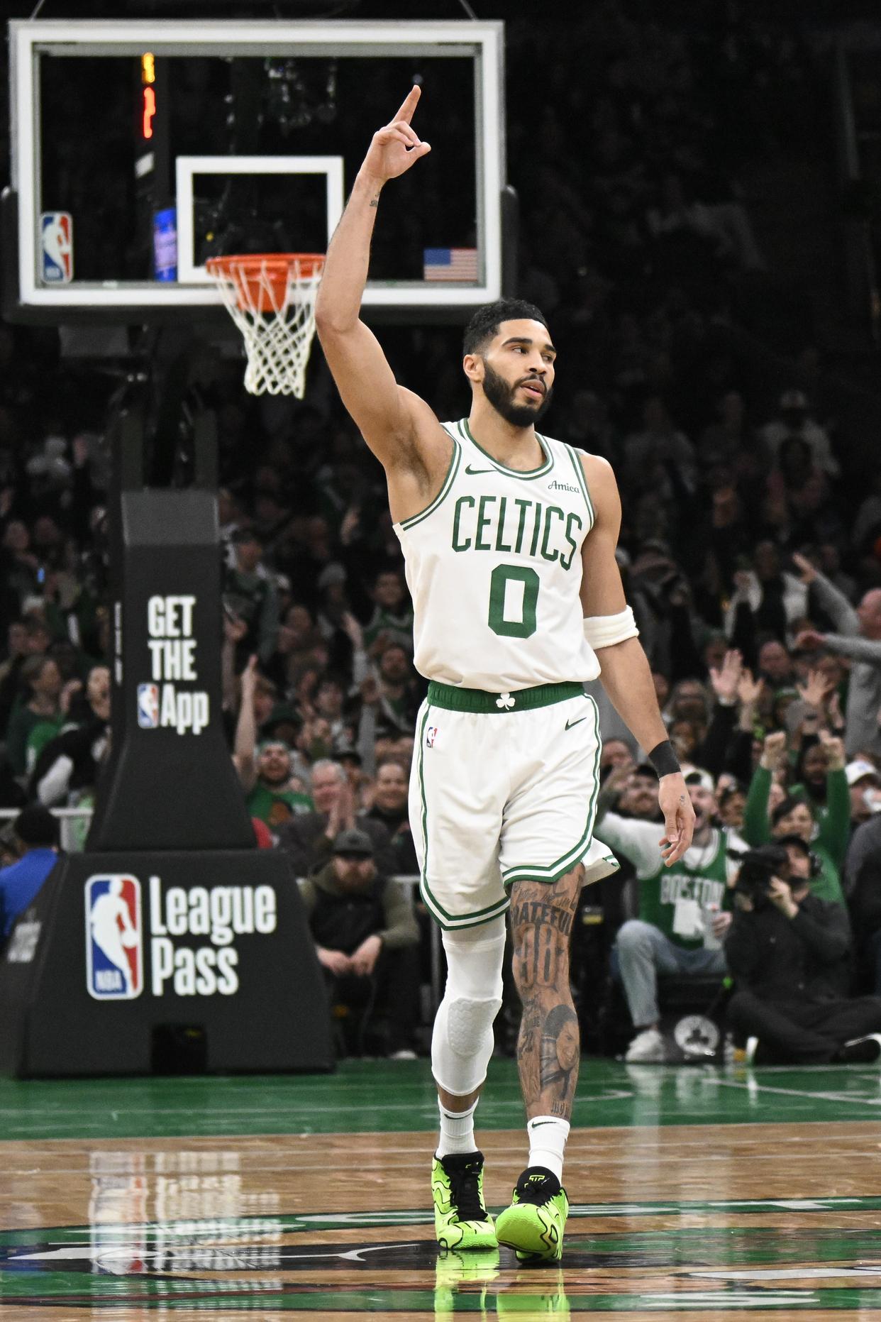 塔图姆在加拿大队比赛中挺进下一轮，出色防守引发热议！的简单介绍