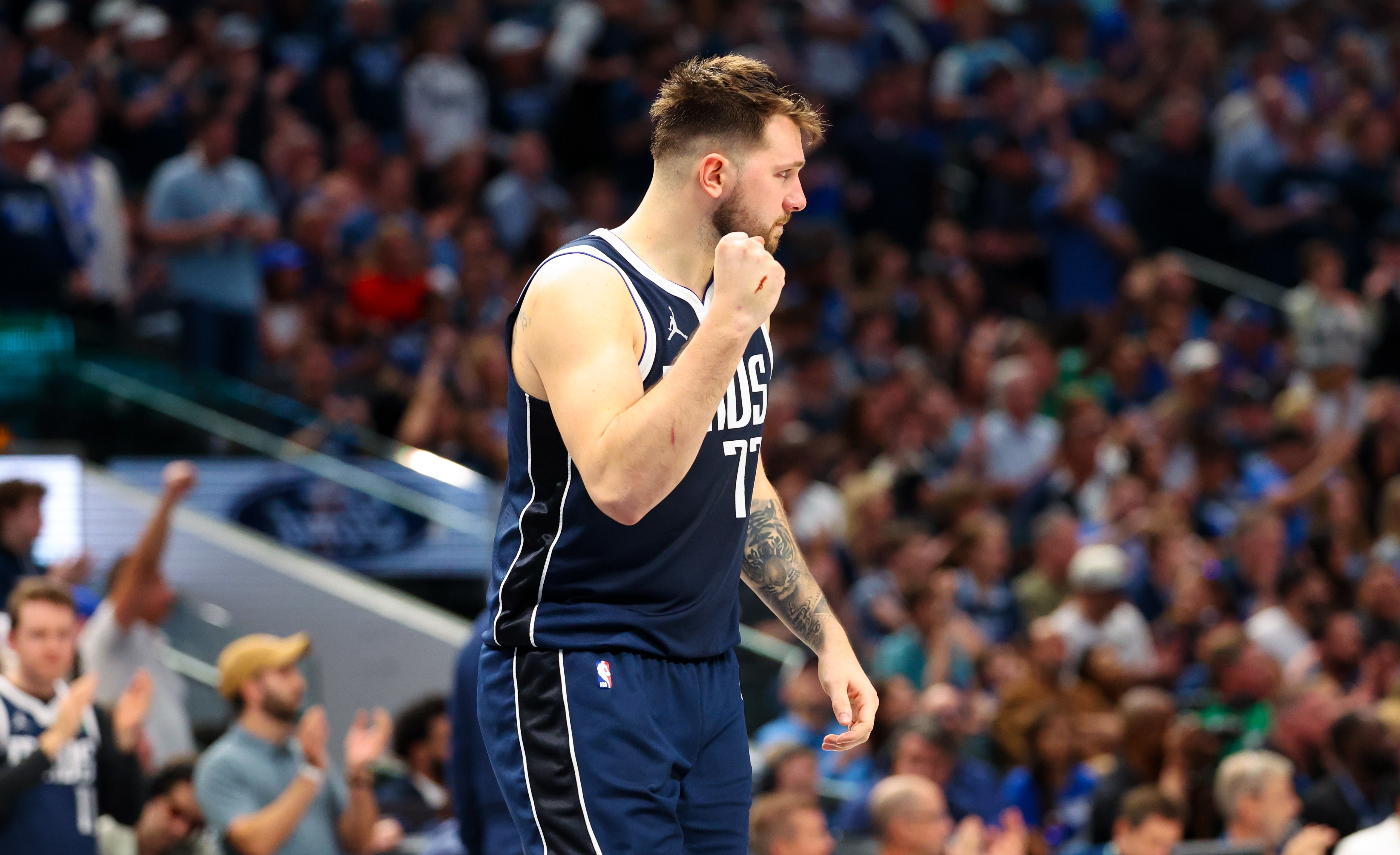  东契奇回归赛场，大胜首场状态亮眼，中国队观众沸腾！